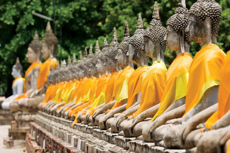 タイの仏像が並ぶ様子