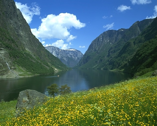 世界の春の絶景：3位ノルウェー　フィヨルド
