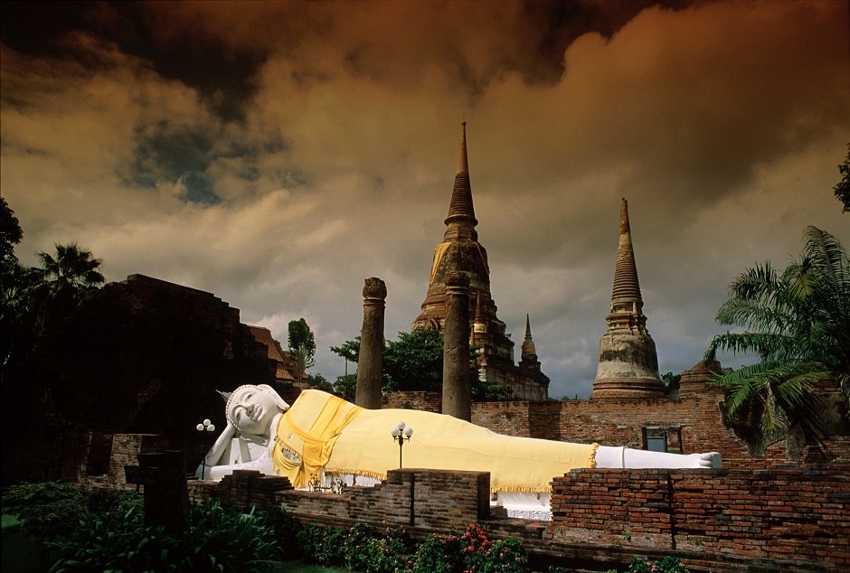 タイの涅槃像ワット・ヤイ・チャイ・モン