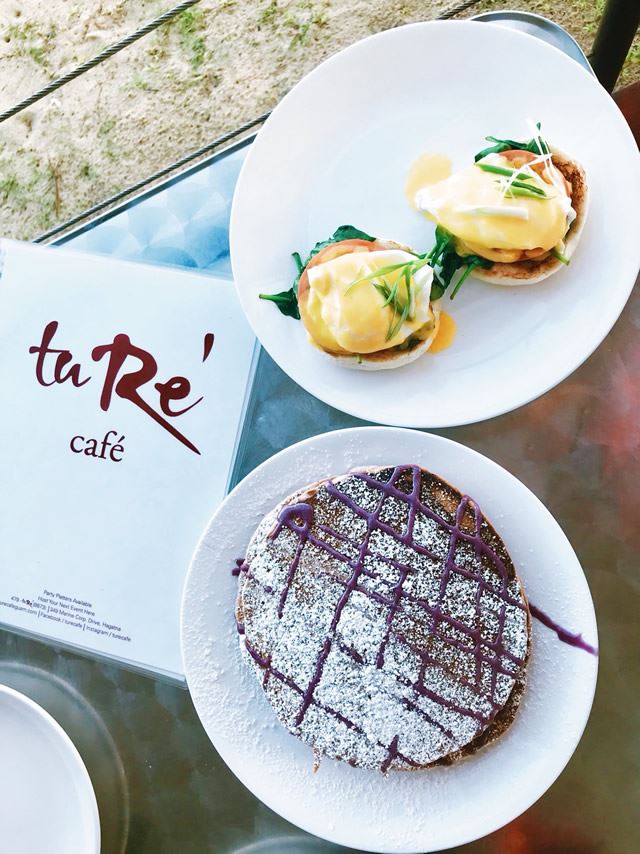 グアム　カフェ「tuRe cafe」タロ芋のパンケーキとエッグベネディクト