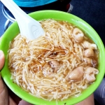 豚の大腸が入った麺料理。 見た目はソーメンのようですが茶色く、とろみとコクのあるカツオの出汁が良くきいたスープが人気です。