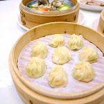 10位：明月湯包（ミンユエタンパオ）の「小籠包」。黒豚肉のアンは脂身と赤味が1：5の比率で厳密に計られており、そのアンに豚皮、鶏などから取った煮凝りを加え、モチモチの皮で包んだ小籠包。 テイクアウトされるお客様も多く、冷めても美味しいと評判です。 