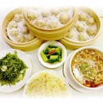 5位：金品茶楼（ジンピンチャロウ）の「小籠包」。茶葉の取り扱いで有名な「金品茗茶」が開いたレストランで、食事の際には香り高い高山烏龍茶を楽しむ事ができます。オススメは小籠包。スープと肉のバランスが良く、あっさりしています。