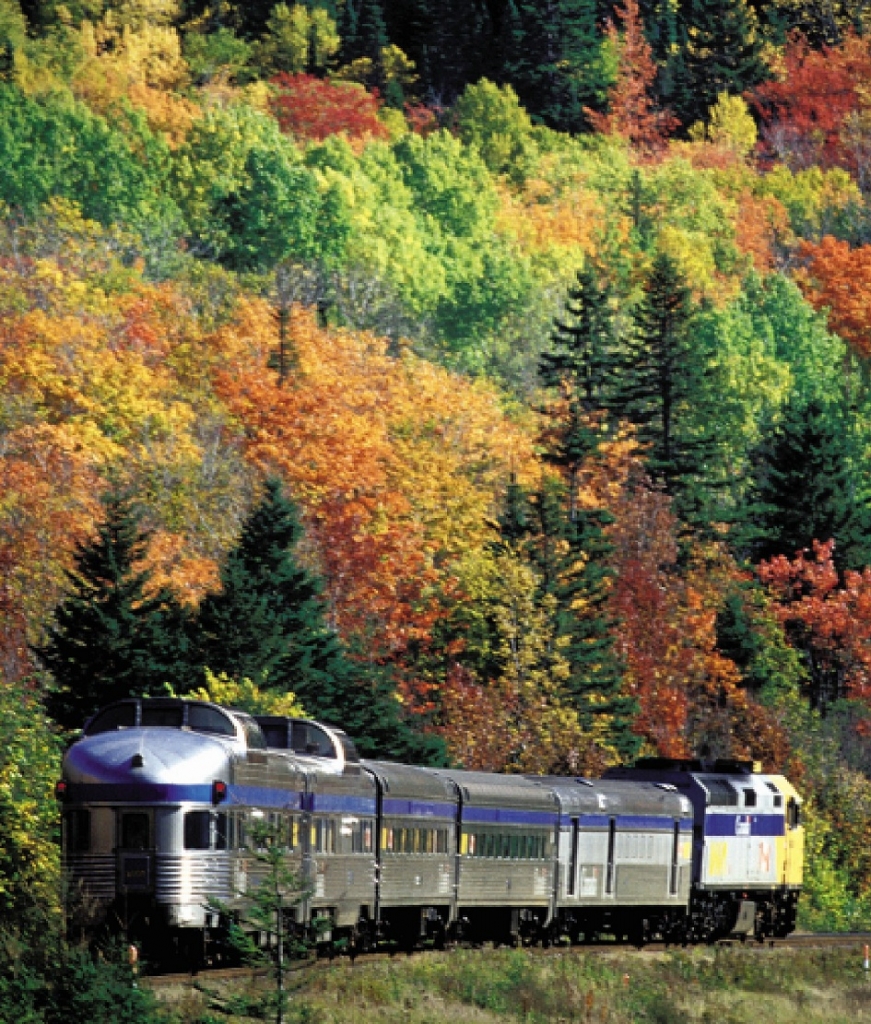 紅葉のカナダ　大陸横断鉄道
