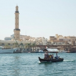 【アブラ乗船】オールド・スークと、ゴールド・スークのある地区を結ぶ、伝統的な渡し船。現地の人の昔ながらの生活に溶け込んだ、懐かしい雰囲気を味わえるおすすめのクルーズです。