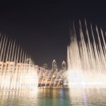 【ドバイ・ファウンテン】全長275ｍ、高さ150ｍもある世界最大の噴水です。砂漠に造られた街ドバイは、夏は灼熱で乾燥した土地柄ですが、ドバイ・ファウンテンの噴水はとても涼しげなドバイのオアシスです。夜は30分ごとにショーがあり、毎回違うショーを楽しむことができます。