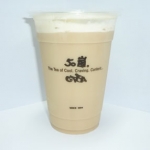 【2位：50嵐の「タピオカミルクティー」】 ドリンクスタンドの代名詞「50嵐」の「タピオカミルクティー」。街中どこでも飲める手軽さと、もちもちのタピオカとコクのあるお茶が本格的な人気の一品です。