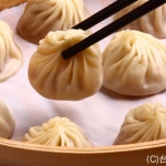 【3位：鼎泰豊(ディンタイフォン)の「小籠包」 「小籠包」を世界に広めたお店として絶大な人気を誇る「鼎泰豊」。鶏ガラの出汁に秘伝の調味料をプラスしたスープが観光客は勿論、台湾っ子も魅了しています。