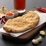 【4位：豪大大雞排 (ハオダダージーパイ)の「雞排(ジーパイ)】 これぞ屋台の新定番！人気の屋台エリア士林夜市。ここで驚きのビッグサイズフライドチキンを出すのが「豪大大雞排」。大人の顔ほどもある巨大クリスピーチキンがすんなり食べれてしまう、正に台湾で経験すべきB級グルメです。