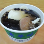 【6位：古早味豆花 (グゥザオウェイドウファ)の「豆花(ドウファ)」】 滑らかな舌触りの豆乳プリンにフルーツや小豆などをトッピングして食べる「豆花」は、台湾っ子の定番スイーツ。MRT雙連駅近くの人気店「古早味豆花」がエントリー。厳選した非遺伝子組み換え大豆にこだわっています。豊富なオリジナルトッピングメニューも人気の秘密！