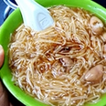 【9位：阿宗麺線(アゾンミェンシェン)の「麺線」 見た目はソーメンのようですが茶色く、とろみとコクのあるカツオの出汁が良く効いたスープが人気の豚の大腸が入った麺料理「麺線」。日本人観光客にも大人気。