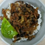 【10位：金峰魯肉飯(ジンフォンルゥロゥファン)の「魯肉飯」 MRT正紀念堂駅を出てすぐにある「金峰魯肉飯」は、台湾グルメの定番「魯肉飯」で地元の支持を集める有名店。トロトロに煮込んだ肉そぼろと椎茸のマッチングがまさに絶品！