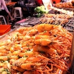 【4位：台湾南部巡り】 台湾南部は、西洋と東洋の文化が交わってきた歴史があり、台湾第二の都市である高雄の賑わいをはじめ、台北に劣らない多くの観光スポット、グルメを生み出しています。深夜までにぎわう「六合夜市」や「東港」でシーフードを堪能したり、古い街並みが残る「神農街」へ足を運んでみて。