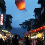 【1位：台北郊外・新北市エリアから、十分、深坑老街、猴硐猫村】 台北市街の賑わいを楽しむだけでなく、旅の合間にノスタルジックな気分になれる街を気軽に巡れる、これも台湾の魅力の一つです。天燈上げが情緒抜群の十分や赤レンガの街並み深坑老街、猫がいっぱいの村・猴硐など、どこか懐かしい気分に浸れるエリアが堂々の1位でした。