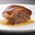 1位：豚の角煮【台湾・台北】 上等な豚肉をホロホロになるまで長時間煮込んだ「豚の角煮」です。崩れるほど柔らかくなった角煮は、口の中で溶けるような食感で絶品です。故宮博物院の西側に建つレストラン「故宮晶華」で楽しめる豚の角煮は、故宮博物院で高い人気を誇る展示物の「肉形石」を模しており、故宮博物院を見学した後の食事がオススメ！