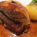 10位：シュバイネハクセ（ローストした豚脚）【ドイツ・フランクフルト】 皮がパリパリになるまでローストされた豚脚「シュバイネハクセ」。一度ボイルしてから低温のオーブンでじっくりと焼き揚げるので、こんがりとした皮と、ジュージーシーで柔らかいお肉が味わえます。ミュンヘンに醸造所があるビールメーカー直営店のこのお店は、地元の方はもちろん、観光客にも人気です！