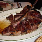 3位：ビーフステーキ【アメリカ・ニューヨーク】 全米一に何度も輝いた事がある老舗ステーキハウス、Peter Luger Steak House（ピーター ルーガー ステーキ ハウス）のステーキが3位にランクイン！熟成肉を最適な状態で頂くことができます。噛めば噛むほど旨みが口の中に溢れるお肉はまさに絶品！超人気店の為、ご予約はお早めに！