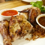 7位：ガイヤーン（甘辛い焼き鳥）【タイ・バンコク】 甘辛い秘伝のタレに一晩漬け込んだ鶏を丸ごと一匹、炭火でゆっくりと焼いたタイ版の焼き鳥「ガイヤーン」！皮はパリッと、中はジューシーな一品で、そのまま食べてももちろん美味しいですが、一緒に提供されるピリ辛のタレにつけても絶品です。