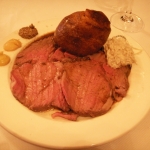 9位：ローストビーフ【イギリス・ロンドン】 牛肉をオーブンで蒸し焼きにしたイギリス名物「ローストビーフ」が第9位。薄くスライスし、グレイビーソースをかけて頂きます。このお店は187年続くローストビーフの名店で、かつての常連客の中には、チャールズ・ディ ケンズなど著名人も名を連ね、小説「シャーロック・ホームズ」の中にも登場します！サービスの良さと、老舗ならではの英国らしい雰囲気が漂うお店です。