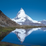 【7位：スイス・ツェルマット】 マッターホルンの麓の村、ツェルマットはヨーロッパ最大級の山岳リゾート。澄んだ空気の中、スイスアルプスの大自然と満喫しながらのハイキングがおすすめ！草原の緑、青い湖、白銀の山など美しい絵画のような絶景をお楽しみください。 名物料理：チーズフォンデュ 出没（名物）動物：シュタインボック（野生のヤギ） 遊泳：不可 公用語：ツェルマットはドイツ語 通貨：スイスフラン