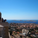 【9位：フランス・マルセイユ】 フランス最大の港湾都市であり、何と言っても名物のブイヤベースをはじめ新鮮なシーフード料理も楽しめます。 エメラルドグリーンに輝く美しいカランク（入り江）海岸線のドライブやクルーズなど、観光都市としての魅力も満載！ 名物料理：ブイヤベース 出没動物：魚 遊泳：可能（ベストシーズンは6～9月） 公用語：フランス語 通貨：ユーロ