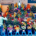 【trip_stock さん/ベトナム】 街が鮮やかで本当に好きだ〜。 この辺りはアートを扱うお店がいっぱいある。 #旧市街 #ハノイ . . #y_trip_stock #hanoi_stock #hanoi