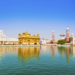 【10位：インド　ハリマンディル・サーヒブ】＜旧市街の中心に建つ黄金寺院＞ 別名「黄金寺院」と呼ばれるハリマンディル・サーヒブは、インドの首都ニューデリーから北西に約400kmの距離あるパンジャーブ州アムリットサルの街にあり、シーク教徒にとって最も重要な聖地でもあります。人工池の中央に浮かぶように建っています。本殿は2階建てで、大理石の上に建てられおり、純金箔で覆われています。 アクセス：日本からインド・デリー乗り継ぎでアムリトサル国際空港まで約16時間。空港から車で約25分。