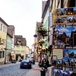 【Instagaramより　erina.ekさん/ドイツ・ローデンブルク】 カメラを買ってInstagram初めてこの景色とも出会うことができました♡ きっかけは写真? 旅行に行っても自分へのおみやげは写真といっても過言ではありません? お腹いっぱいになる??? まっ、買うんだけどね笑。 撮った写真ポストカードにしてみたいです(´-`）.｡oO #ポストカード#海外旅行#一人旅#カメラ女子#ローテンブルク#ドイツ#街並み#風景