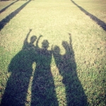 【__mamiori__9210*** さん】 aloha〜 って手を上げたら、 娘もマネっこして手を上げた一枚。 * #お気に入りの一枚 #カピオラニ公園 #影 #妹夫婦と姉親子 #タビジョ #最終日 #ドライブ #子連れハワイ 