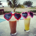 【zaki_mcy さん】 ふたりでお揃いのサングラス...❤ 海外だからいいよね？笑 現地の人たちも笑うよね。笑 #バリ#はじめて#バリ島#旅#旅行#女子旅#海辺#サングラス#お揃い#海外#許して#ハート#お水ありがと #タビジョ#beachside#mixjuice#pineapplejuice#sunglasses#traveler#trip#travel#vacation#BALI#indonesia