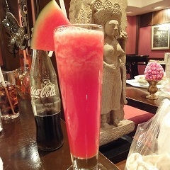 10位：テンモーパン（スイカシェイク） 暑いバンコクでぜひ飲みたいのがフルーツを使ったシェイク。中でもスイカシェイクがオススメ！スイカの爽やかな甘さが夏場の乾いた体に染み渡ります。ちなみにタイ語でシェイクは「ナームパン」といい、「ナーム」は水を指します。シェイクの種類により、この部分に材料名が入り、テンモーパンの「テンモー」がスイカ、「パン」はかき回すという意味です。 オススメ店「マンゴツリー」は日本にも進出している人気店で、バンコクの店舗は邸宅を改装した一軒家レストランです。お洒落な店内でひと息つきませんか？ 【オススメのお店】Mango Tree（マンゴツリー） アクセス：BTSのSala Daeng（サラデーン）駅1番出口から徒歩約5分。