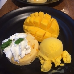 7位：マンゴタンゴ（マンゴーのアイス＆プリン添え） タイは南国フルーツが食べられる事でも有名です。中でも人気なのがマンゴー！マンゴーは一年を通じて楽しむことができます。オススメ店「マンゴ・タンゴ」の中でもイチオシなのが、店名でもあるマンゴタンゴというメニューです。新鮮なマンゴーと一緒にマンゴーアイス、ホイップクリームがのったマンゴープリンが添えられており、定番の一品です。安くて美味しいマンゴーを味わうことができます。 【オススメ店】Mango Tango（マンゴ・タンゴ）（サイアムスクエア店） アクセス：BTSのSiam（サイアム）駅2番出口から徒歩約2分