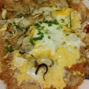 9位：ホイトート（牡蠣のお好み焼き） ホイトートの「ホイ」は貝、「トート」は揚げる、という意味です。ふわふわの牡蠣がたっぷり入ったこの料理は、生地の外側はパリパリ、サクサクしていて、中はもちもちした食感が楽しめます。 オススメ店「ピア21 フードターミナル」は、大型ショッピングセンター「ターミナル21」内のフードコートで、30店舗ほどのお店が集まっているので、気軽に色んな種類の料理を食べることができます。 【オススメ店】Pier21 Food Terminal（ピア21 フードターミナル） アクセス：BTSのAsok（アソーク）駅から「ターミナル21」直結の出入り口あり。「ピア21 フードターミナル」は5階