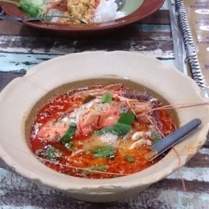8位：トムヤムクン 日本でもおなじみのタイ料理「トムヤムクン」。「トム」は煮る、「ヤム」は混ぜる、「クン」は海老を指し、海老が主役の辛味と、レモングラスの酸味が入り混じったスープです。 オススメのお店は「ピーオー」という、トムヤムヌードル（トムヤムスープに麺が入った料理）のお店です。ローカルな町並みを歩く為、少し分かりづらい場所にありますが、食べにくる価値のある絶品トムヤムクンが楽しめます。海老の旨みが良く出ており、酸味が強く辛さ控えめのトムヤムクンは、爽やかさが口の中に広がります。 【オススメのお店】Pee Orr（ピーオー） アクセス：BTSのラチャテウィー駅から徒歩約5分