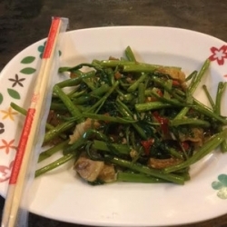 6位：パップンファイデーン（空芯菜炒め） 「パップン」は空芯菜、「ファイデーン」は赤い炎を意味します。赤い炎の強火でササッと短時間で炒めるのがコツの料理です。その名の通り、中が空洞になっている空芯菜はシャキシャキした歯ごたえがあり、ニンニクが効いた味付けがやみ付きになります。 オススメ店「イムチャン」は写真付きの日本語メニューがあり、タイ語がしゃべれなくても安心！屋台の雰囲気を気軽に楽しめるお店です。 【オススメ店】IM CHAN（イムチャン） アクセス：BTSのPhrom Phong（プロンポン）駅下車すぐ