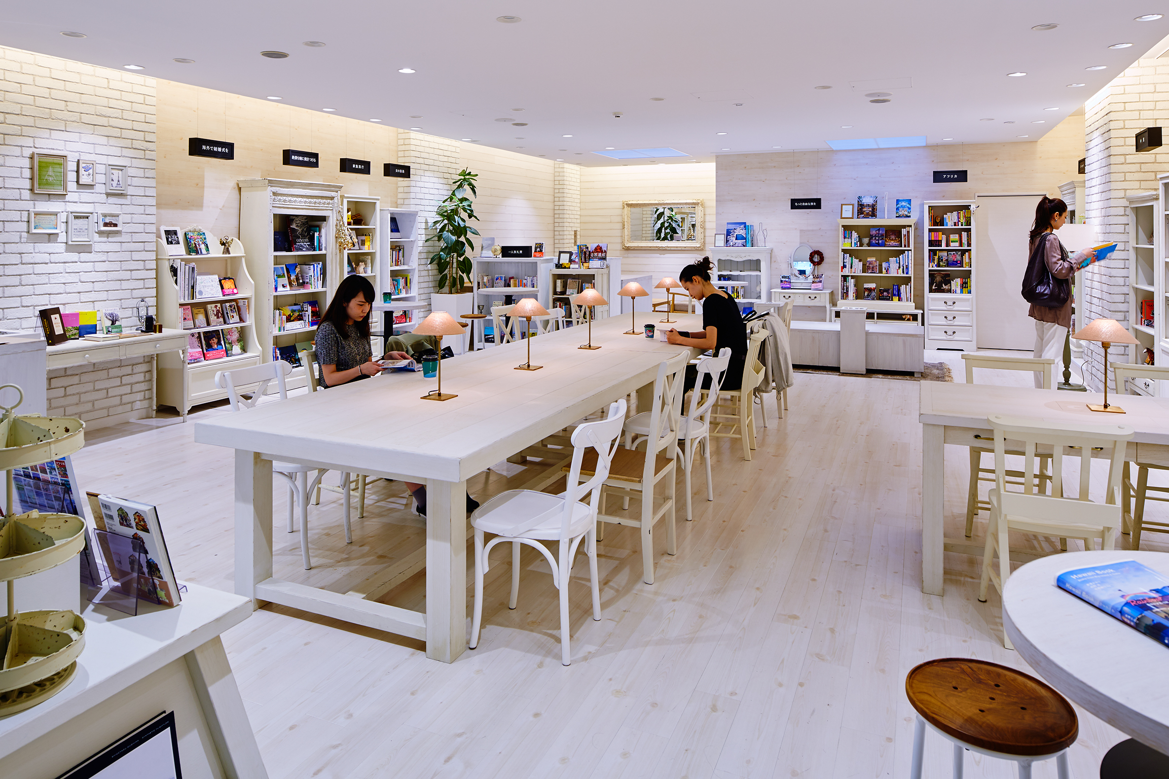 TVでも話題！1,500冊もの本が並ぶ旅行会社の店舗って！？