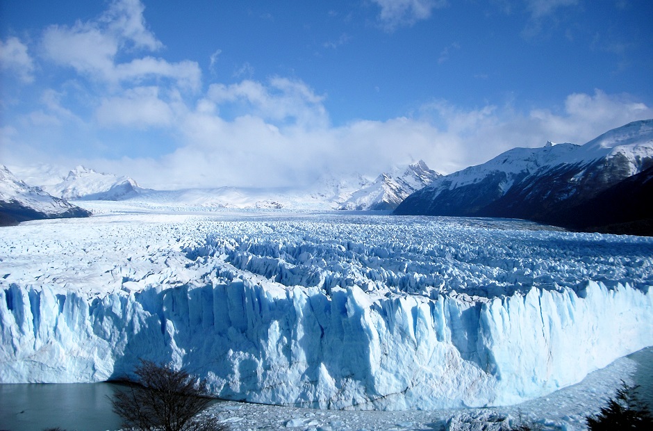 ここはどこ？！今も成長を続ける巨大な“生きた氷河”
