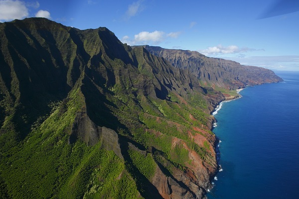 ここはどこ？！ハワイ語で「絶壁」の名を持つハワイ・カウアイ島の秘境