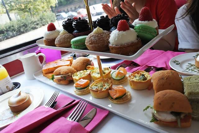 イギリスのフォトジェニックスポット4位:アフタヌーンティー・バス