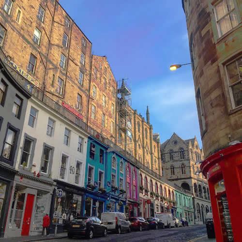 イギリスのフォトジェニックスポット1位:ヴィクトリアストリート/エディンバラ イギリスのフォトジェニックスポット1位:ヴィクトリアストリート/エディンバラ