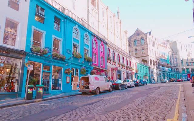 イギリスのフォトジェニックスポット1位:ヴィクトリアストリート/エディンバラ イギリスのフォトジェニックスポット1位:ヴィクトリアストリート/エディンバラ