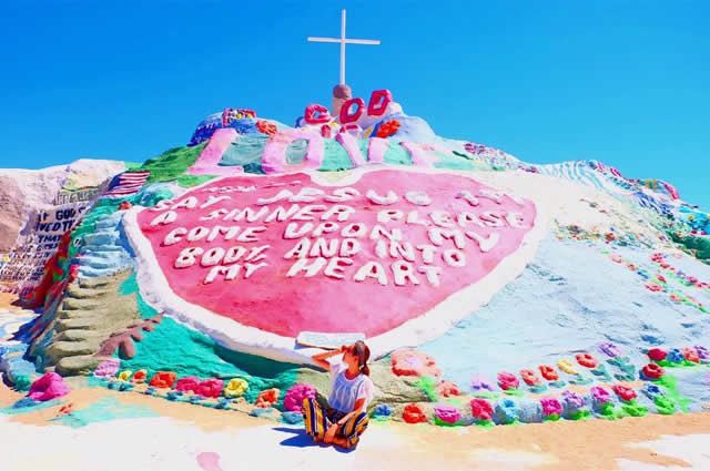 ロサンゼルスのフォトジェニックスポット第1位:サルベーションマウンテン ロサンゼルスのフォトジェニックスポット第1位:サルベーションマウンテン
