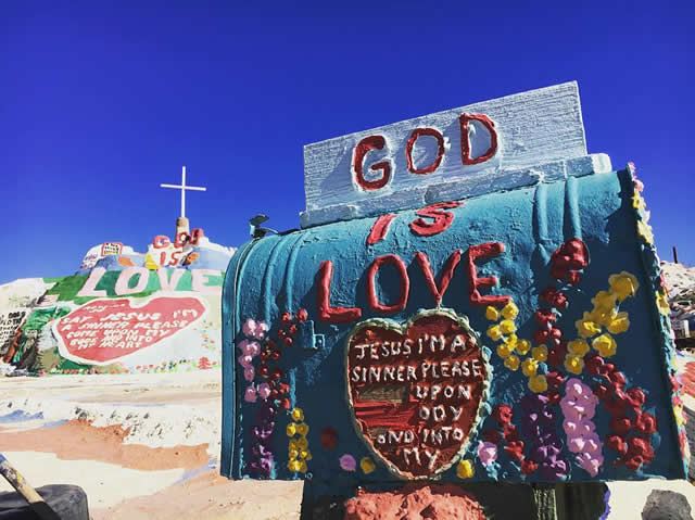 ロサンゼルスのフォトジェニックスポット第1位:サルベーションマウンテン ロサンゼルスのフォトジェニックスポット第1位:サルベーションマウンテン