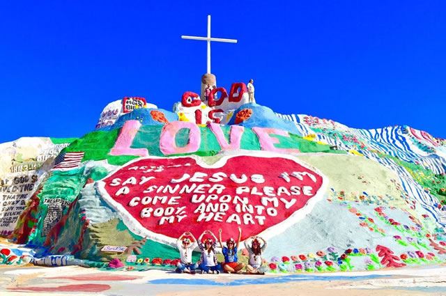 ロサンゼルスのフォトジェニックスポット第1位:サルベーションマウンテン ロサンゼルスのフォトジェニックスポット第1位:サルベーションマウンテン