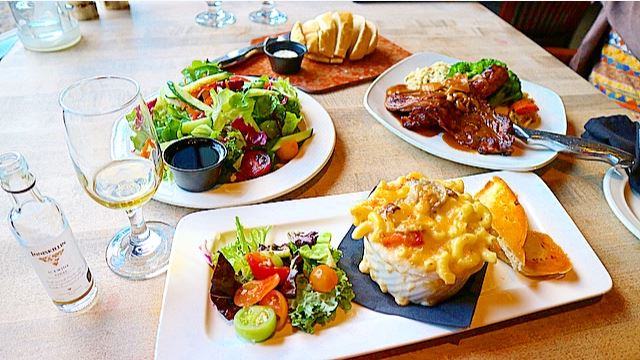 カナダ・イエローナイフ「TRADER's GRILL」でのディナー