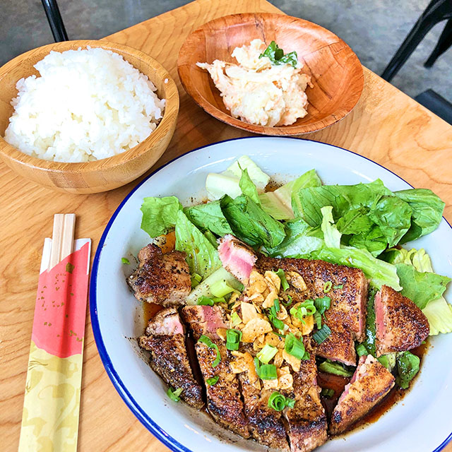 PIONEER SALOONのガーリックアヒステーキ