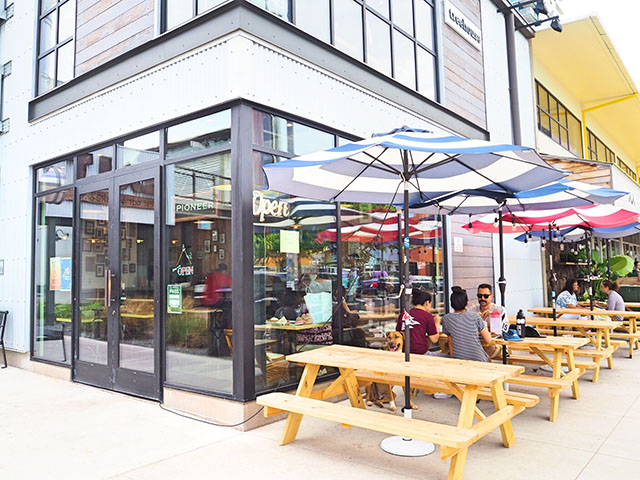 PIONEER SALOONのガーリックアヒステーキ