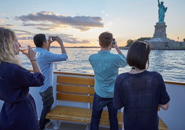 初日の出観賞と自由の女神 クルーズ