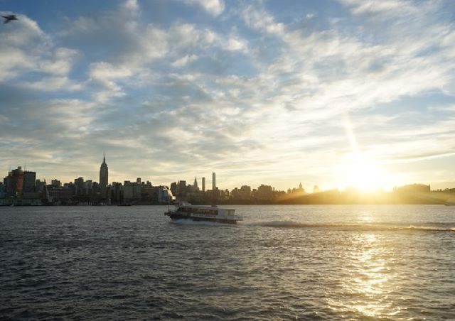 初日の出観賞と自由の女神 クルーズ