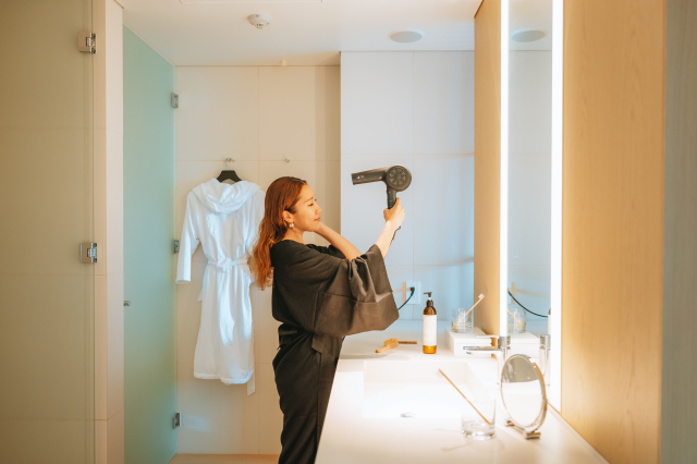 東京エディション虎ノ門　客室　バスローブ